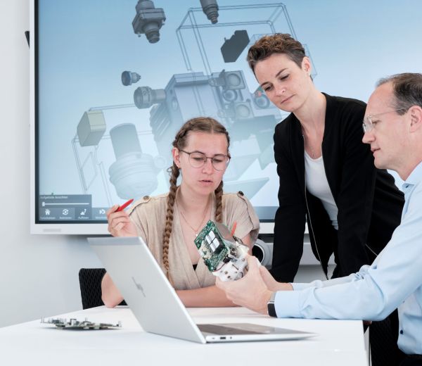 Engineers are working on a projekt